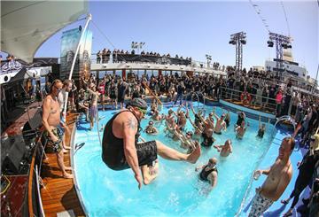 Auf einer Full Metal Cruise geht es ausgelassen zu.