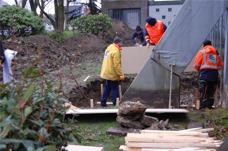Die Fundamente um die maroden Träger sind freigelegt. Nun wird um sie ein Korsett aus Stahl und Beton gebaut. 