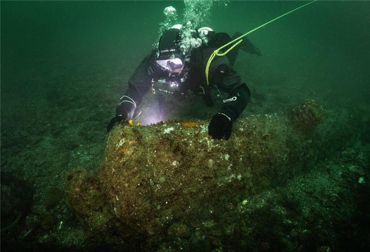 Spektakulärer Fund in der Nordsee! 16 britische Kanonen gefunden Ein Kieler Forschungstaucher dokumentiert eine der 16 vor Helgoland entdeckten englischen Kanonen.
