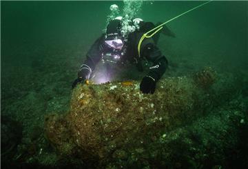 Ein Kieler Forschungstaucher dokumentiert eine der 16 vor Helgoland entdeckten englischen Kanonen.