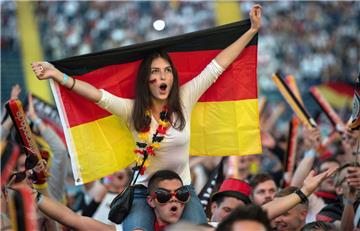 Die Fußball-EM geht in die entscheidende Phase. Am Samstag, 2. Juli, wenn die deutsche Elf auf Italien trifft. gibt es das erste große Public Viewing in Bremerhaven.  Hoffentlich haben die Fans dann allen Grund zum Feiern....