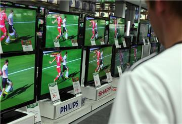 Die Fußball-Europameisterschaft hat wie in den vergangenen Jahren das Geschäft mit Fernsehgeräten angekurbelt.