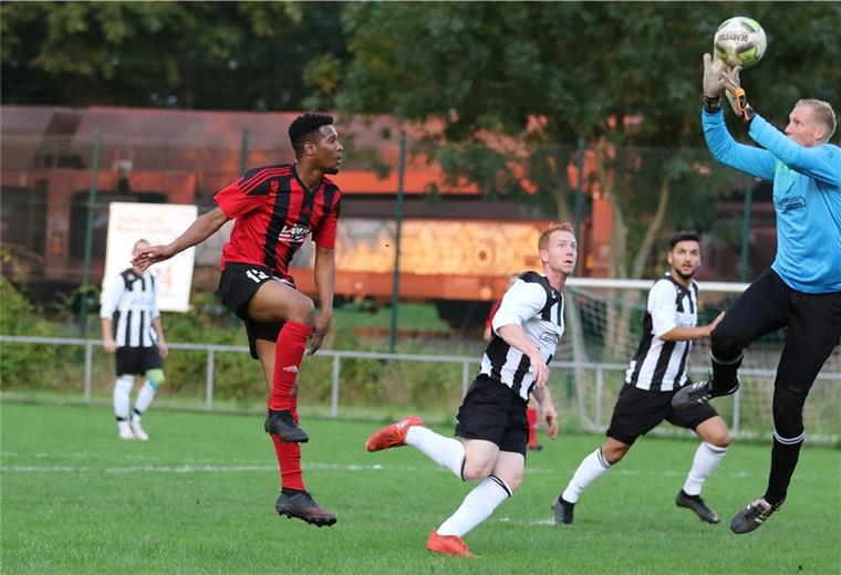 Sportvereine kommen gut durch Corona-Krise Die Fußballer des ESV Nordenham (schwarz-weiße Trikots und Torwart Christoph Müller) trainieren seit diesem Monat wieder.