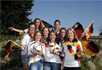 Die Fußballerinnen der U17 aus Bad Bederkesa machen Werbung für die Miss-Wahl: (von links) Inken Wittschieben, Tale Haesche, Johanna Nast, Lisa Pabel,  Elena Rösner, Fenja Gutsche,  Jennifer Novakovskij und Rieke Riemsmann.