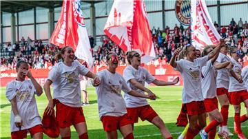 Die Fußballerinnen des FC Bayern jubeln nach dem Gewinn des Meistertitels. Jetzt steht für sie das DFB-Pokalfinale an. 