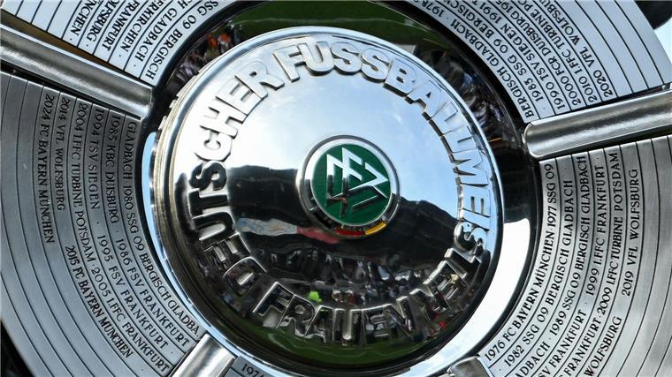 An der Meisterschaft nah dran Die Fußballerinnen vom FC Bayern wollen sich wieder die Meisterschale sichern.