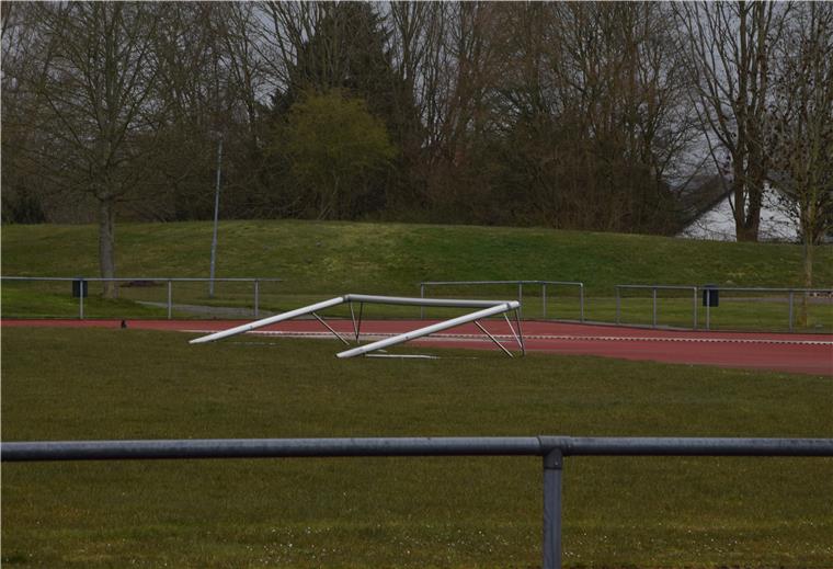 Sportler sind zum Einzeltraining verdonnert Die Fußballplätze – wie hier im Nordenhamer Plaatweg-Stadion – dürfen bis zum 19. April nicht benutzt werden. Ob die Fußballtore danach aufgestellt werden können?