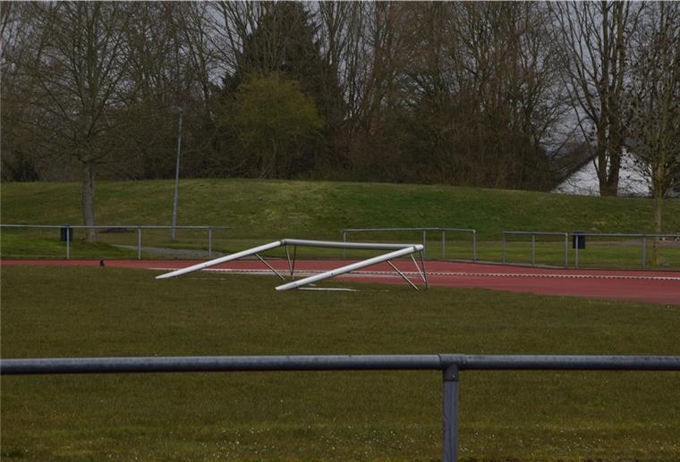 Sportler sind zum Einzeltraining verdonnert Die Fußballplätze – wie hier im Nordenhamer Plaatweg-Stadion – dürfen bis zum 19. April nicht benutzt werden. Ob die Fußballtore danach aufgestellt werden können?