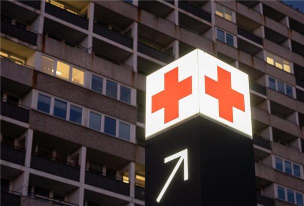 Ein Pfeil weist den Weg zur Notaufnahme eines Krankenhauses. Foto: Julian Stratenschulte/dpa/Symbolbild