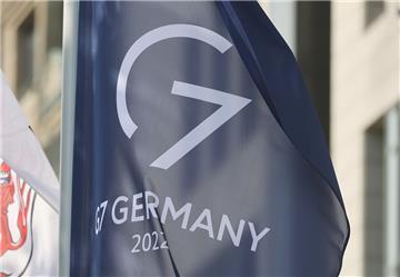 Eine Fahne mit dem G7 Logo flattert im Wind.