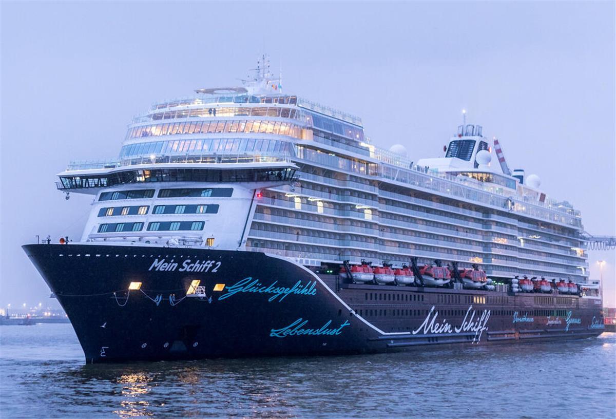 Azoren fallen aus: Mein Schiff 2 muss plötzlich die Route ändern Die Mein Schiff 2 fährt auf dem Wasser. Das Kreuzfahrtschiff muss spontan die Route ändern.