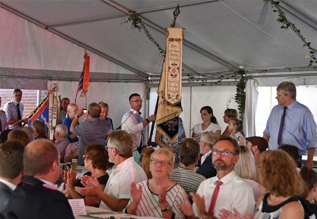 Die Gäste des Kommersabens klatshcten Beifall, als die 100 Jahre alte Fahne des ...