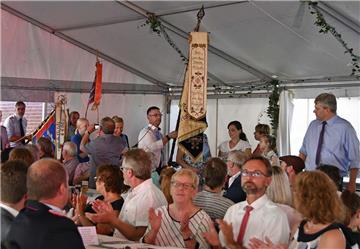 Die Gäste des Kommersabens klatshcten Beifall, als die 100 Jahre alte Fahne des ...