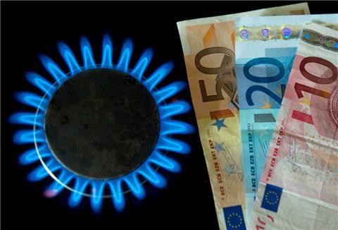  Euro-Scheine liegen neben einer Gasflamme auf einem Küchenherd 