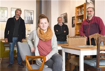 Die Gastronomen in der Alten Bürger fürchten um die Wirtschaftlichkeit ihrer Betriebe (hinten, von links): Mike Heilmann (Quartier No. 159), Quartiersmeister Jens Rillke und Bernd Schunke (Kapovaz) sowie Fiona Brinker (Café Findus).