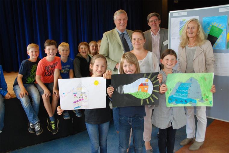 So viel Geld bringt der Klimaschutz an Bremerhavens Schulen Die Gaußschülerinnen Hannah, Hanna und Lotta (von links) zeigen Bilder zum Thema Energiesparen. Sie wissen nun, wie sinnvoll es ist, das Licht beim Verlassen eines Zimmers auszuschalten. Darüber freuen sich (hinten von links) Frank Jacobsen, Betriebsleiter Seestadt-Immobilien, Gaußschulleiterin Janett Köster, „¾ plus“-Projektleiter Jürgen Marx sowie Oberschulrätin Regina Volz.