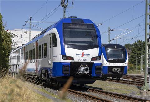 Zwei Züge stehen auf Gleisen