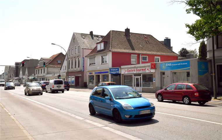 Die Gebäude an der Weserstraße 74 bis 84 in Bremerhaven sollen für den Bau einer neuen Ortsteilmitte in Wulsdorf abgerissen werden.