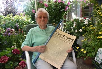 Die gebürtige Hagenerin wird heute 100 Jahre alt. In der Hand hält sie die Ausgabe der Hasper Zeitung vom 18. August 1920 - ihrem Geburtstag. Auf einer der letzten Seiten steht ihre Geburtsanzeige.