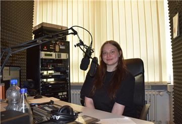 Die gebürtige Lübeckerin Kelda Fetkenheuer absolviert bei RadioWeser TV in Nordenham ihren Bundesfreiwilligen Dienst.