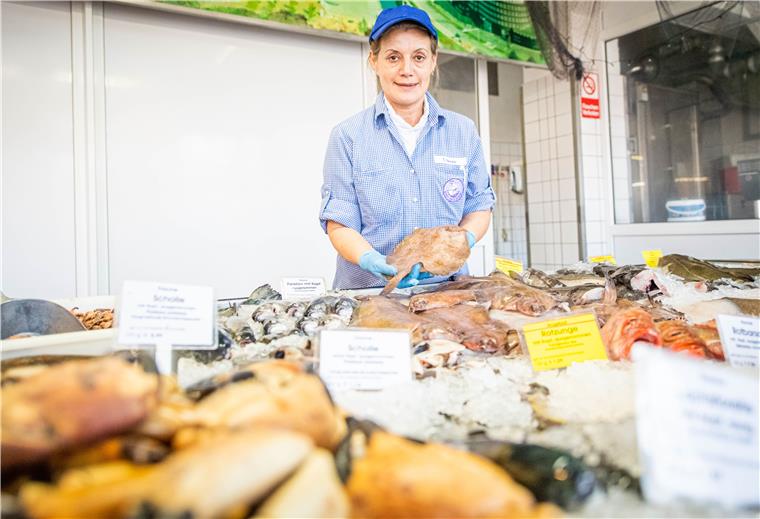 Ostergeschäft läuft im Fischereihafen Die gebürtige Portugiesin Tina Rebelo ist Fischverkäuferin mit Leidenschaft bei Schüttler & Seifert im Fischereihafen, sie zeigt eine der bei Kunden beliebte, eisgekühlte Rotzunge. Foto: Hartmann