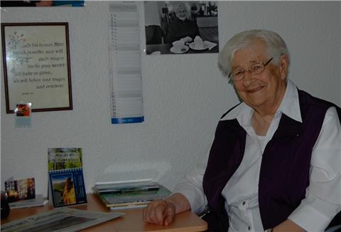 Die gebürtige Steddorferin Alma Tiedemann blickt am morgigen Freitag auf stolze 100 Lebensjahre zurück. Sie ist noch rüstig und gut drauf.