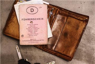 Die Geburtsjahrgänge 1953 bis 1958 können ihren rosafarbenen oder grauen Papierführerschein nur noch bis zum 19. Januar 2022 nutzen.