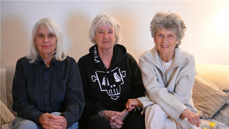 Rainer Langhans zum 85. wunschlos: „Bin ja schon glücklich“ Die Gefährtinnen von Rainer Langhans: Gisela Getty, Christa Ritter und Brigitte Streubel (von links nach rechts). (Archivbild)