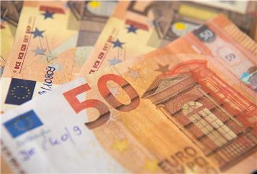 Gefälschte 50-Euro Banknoten liegen auf einem Tisch.