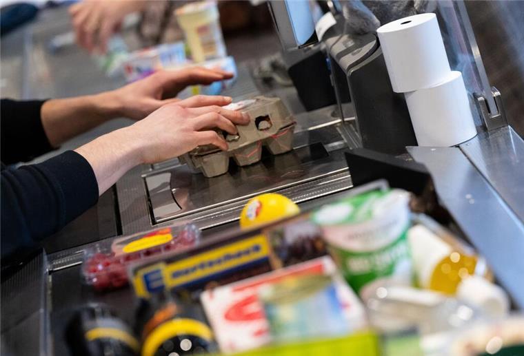 2,50 Euro mehr Lohn pro Stunde für Beschäftigte im Einzelhandel gefordert Ein Kassierer arbeitet in einem Supermarkt.