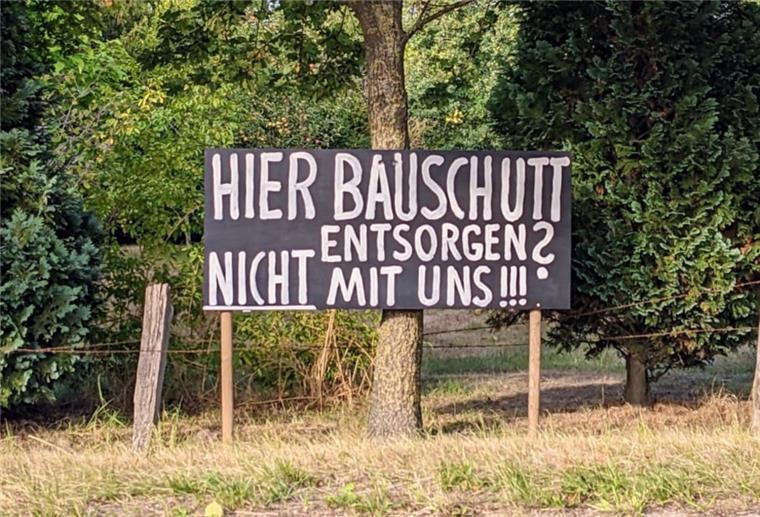 Die Gegner der geplanten Bauschutt-Deponie nahe Driftsethe tragen den Protest auf die Straße.