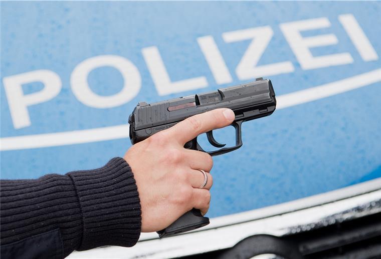 Absolutes Neuland: Stadt will fünf Polizisten selbst bezahlen Die Gehälter der Polizisten zahlt normalerweise das Land Bremen. Nun will die Stadt selbst fünf Stellen finanzieren - ein Novum.