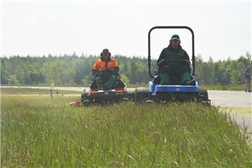 Die Geländebetreuer Thomas Schulze (rechts) und Uwe Laschitza sind derzeit vor allem mit dem Mähen der Grünflächen beschäftigt.