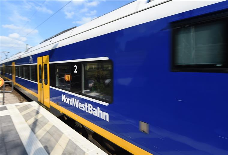 Die gelb-blauen Regio-S-Bahn-Züge fahren zu bestimmten Zeiten nicht auf der Strecke Lübberstedt–Bremerhaven-Lehe. Dafür verkehren Busse.