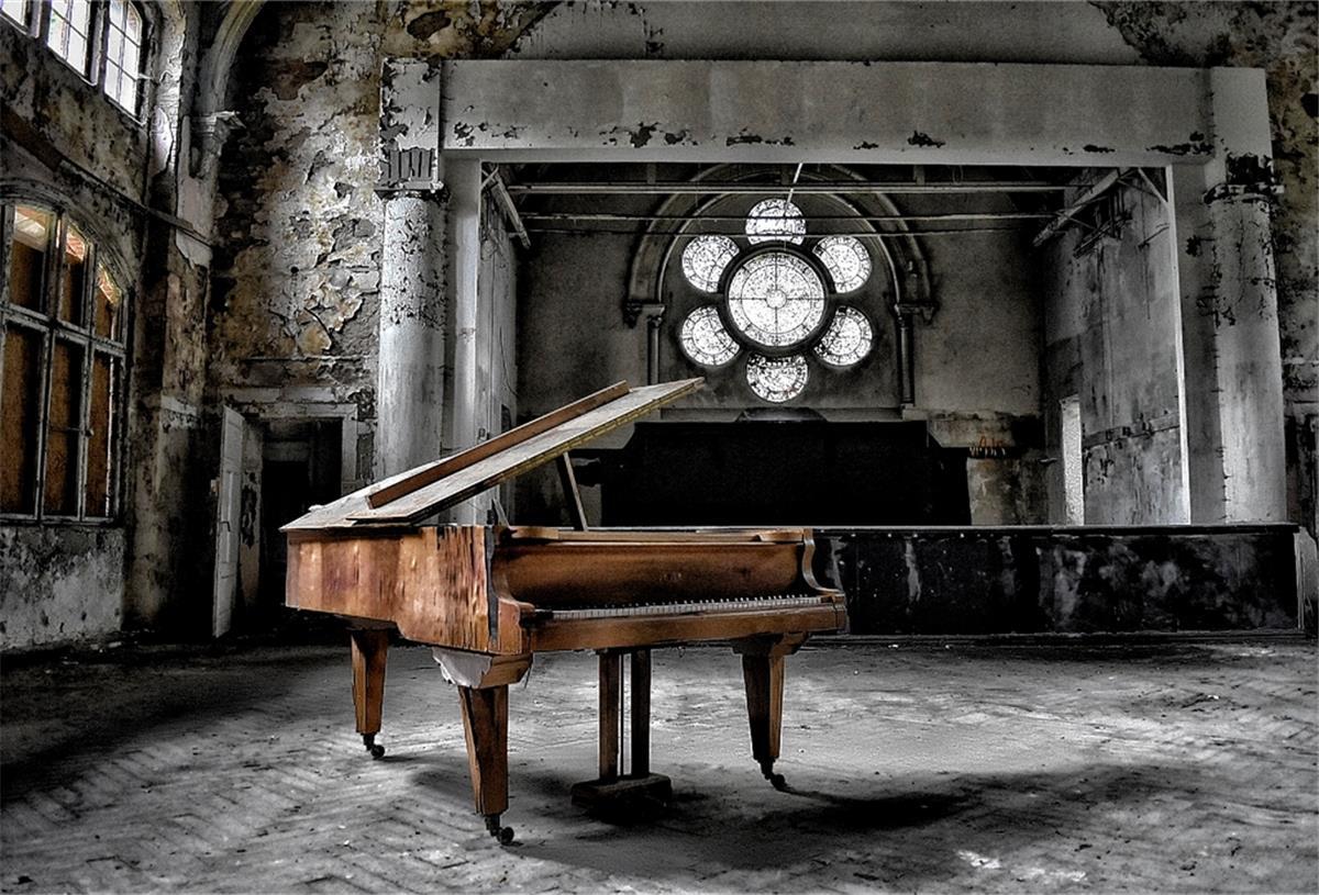 Lost Places – Der Reiz im Verfallenen „Die Gemäuer von Beelitz haben mich nicht mehr losgelassen. In den Gebäuden hat mich alles fasziniert.“