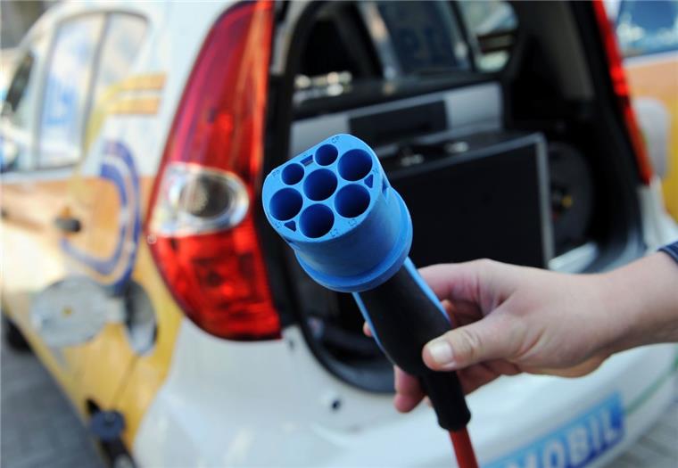 Politiker kritisieren E-Mobilität in Butjadingen Die Gemeinde Butjadingen nutzt ein Elektroauto für Dienstfahrten, die TSB zwei davon und ein E-Fahrzeug für Arbeiten im Vordeichgelände.