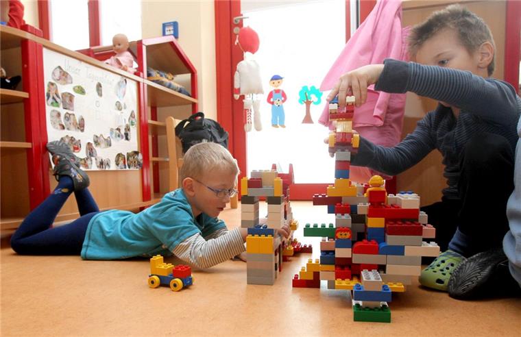 Kinderbetreuung wird in Gyhum 2018 teurer Die Gemeinde erweitert die Betreunngszeit im Kindergarten Gyhum. Dort ist ab 1. August eine Ganztagsbetreuung bis 15 Uhr möglich. Zugleich hebt der Rat die von den Eltern zu zahlenden Betreuungsentgelte mit Beginn des nächsten Kindergartenjahres an – zwischen 14,3 und 18,7 Prozent steigen die Beiträge.