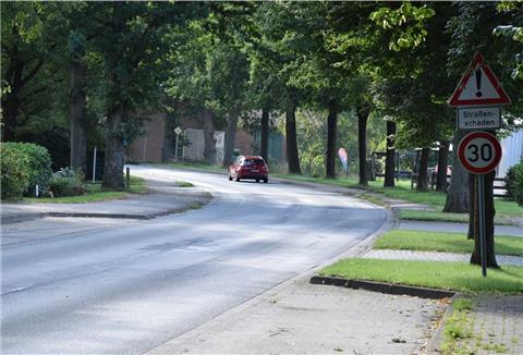 Die Gemeinde Rhade möchte im Zuge der geplanten Erneuerung der Rhadereistedter Ortsdurchfahrt eine Querungshilfe für Radfahrer und Fußgänger bauen lassen, um die Verkehrssicherheit zu erhöhen. Es gibt allerdings einen Haken.