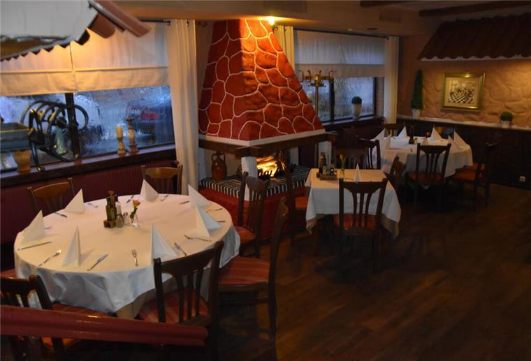 Besondere Atmosphäre im Santa Lucia: Festtagsfreuden und kulinarische Entdeckungen Tische in einem Restaurant