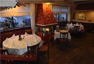 Tische in einem Restaurant