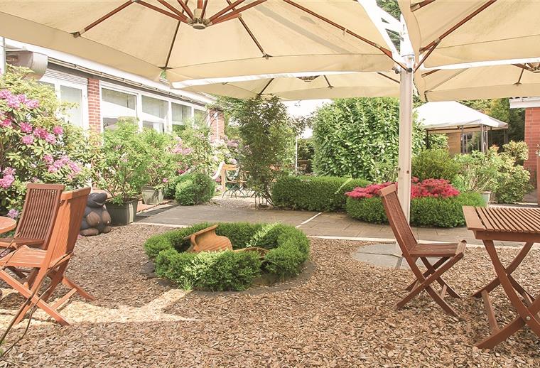 Genießen im Sommergarten Die gemütliche und schattige Terrasse beim Tafelhof Sellstedt lädt zum Verweilen ein.
