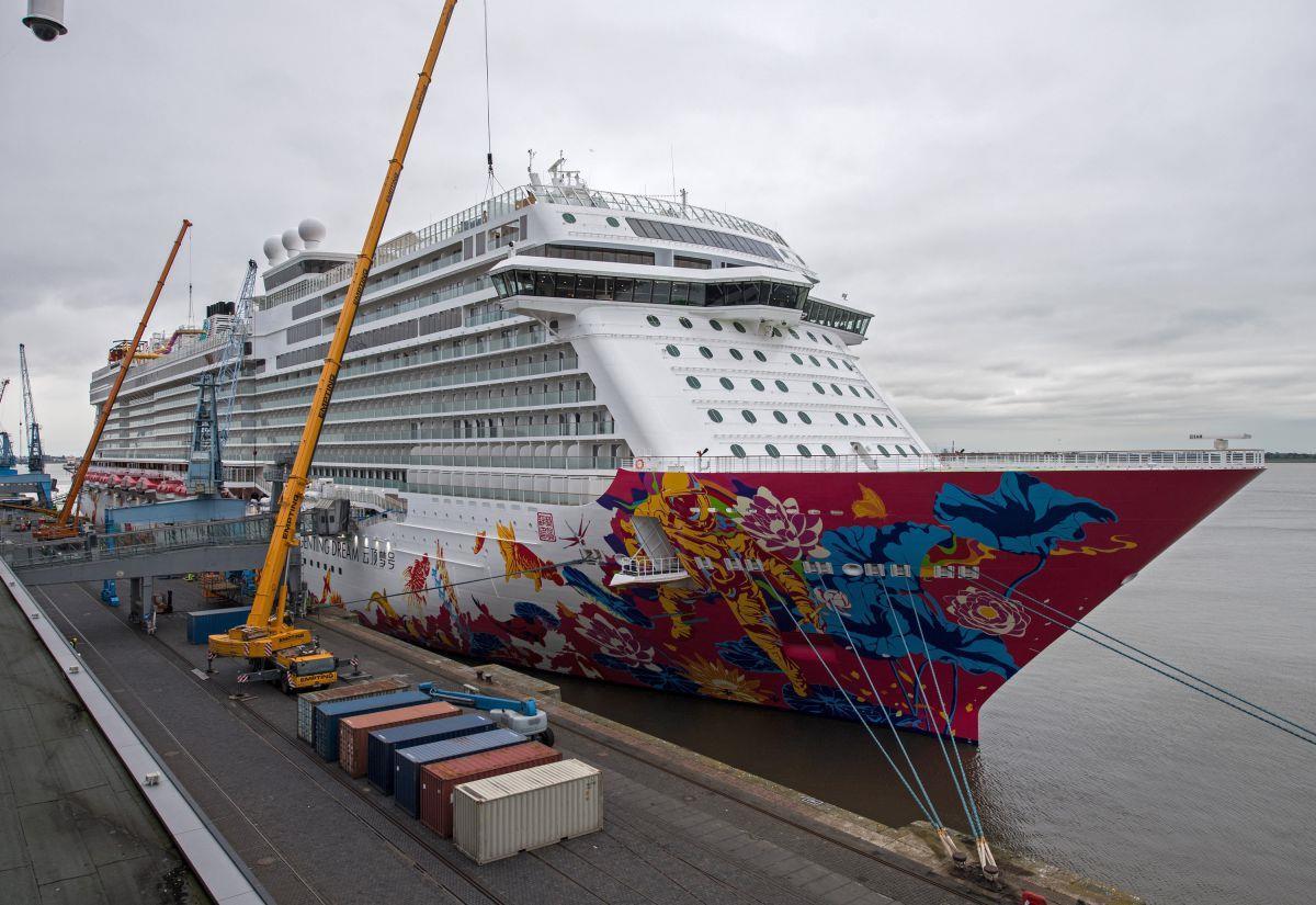 Kreuzfahrt-Riese "Genting Dream" verlässt Bremerhaven Die "Genting Dream" brachte Besucher der Columbuskaje zum Staunen.
