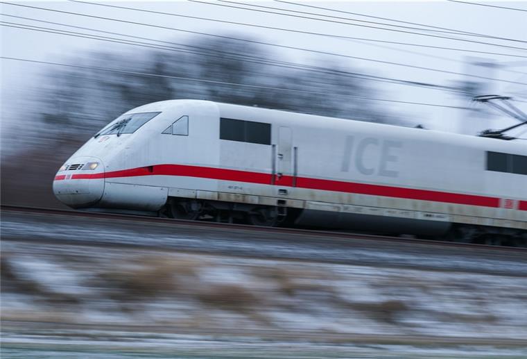 Für ICE: Bremerhaven verzichtet auf Bahnwerkstatt Fahrender ICE-Zug.