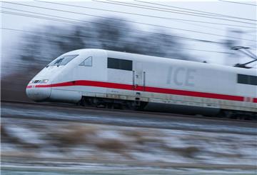 Fahrender ICE-Zug.