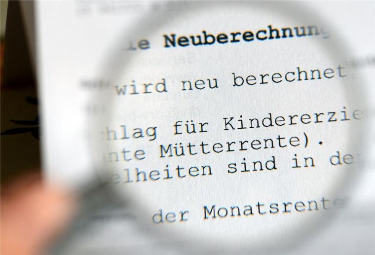 Unter einer Lupe wird das Wort Mütterrente sichtbar.