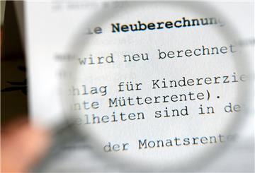 Unter einer Lupe wird das Wort Mütterrente sichtbar.