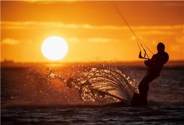 Die geplante neue Verordnung gebe zu viele Schutzgebiete für Kitesurfer frei, so ein Kritikpunkt der Naturschützer.