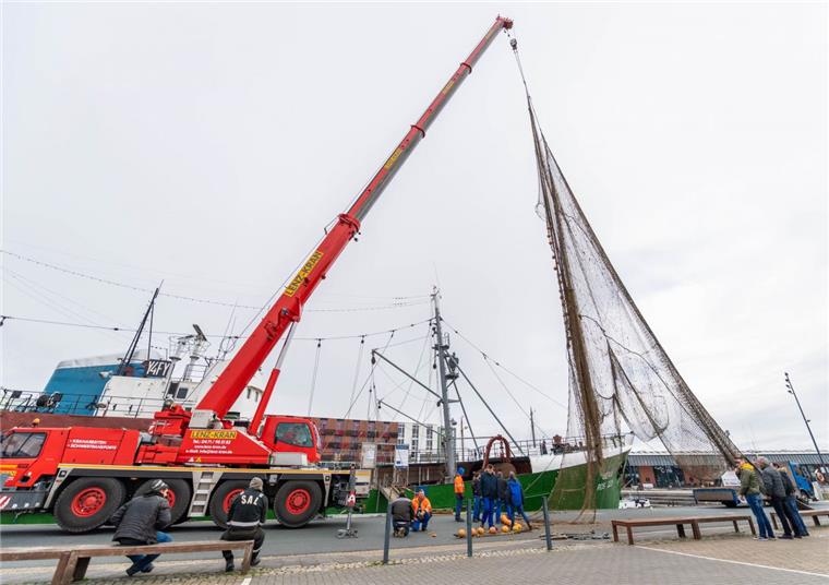 Die "Gera" im Bremerhavener Fischereihafen bekommt nach der Teilsanierung ihr Fanggeschirr samt Schleppnetz zurück.