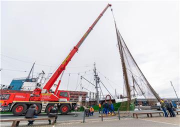 Die "Gera" im Bremerhavener Fischereihafen bekommt nach der Teilsanierung ihr Fanggeschirr samt Schleppnetz zurück.