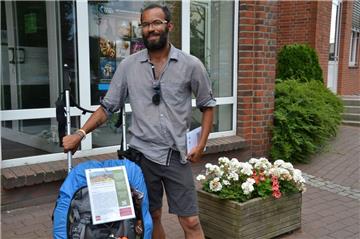 Die gesamte Ausrüstung wetterfest verpackt: Der gebürtige Brasilianer Ivan Rodrigo da Costa Marques bei seinem Besuch in Zeven.  